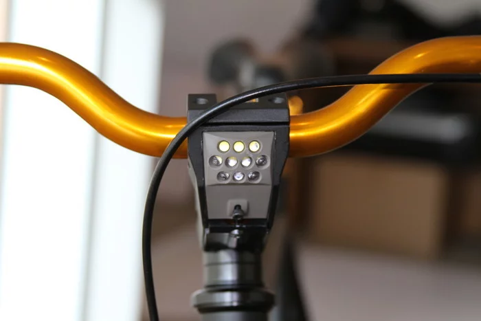 Light is provided by an array of ten Nichia LEDs, that put out a combined 500 lumens on High mode