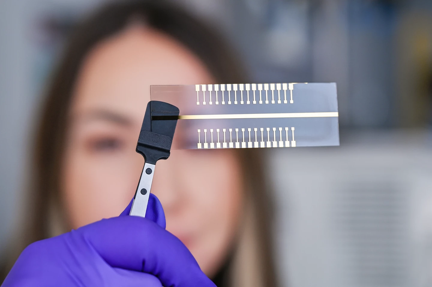 An extended gate with 32 test pads allows simultaneous detection of 32 pathogens