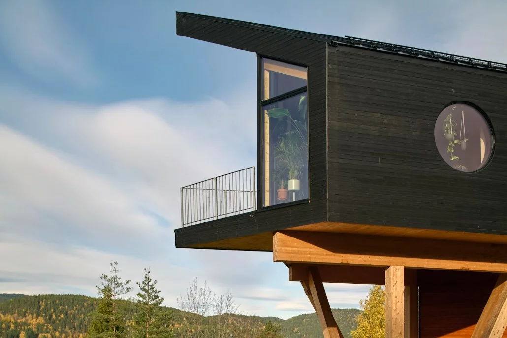 House Dokka resembles a floating treehouse, suspended over the beautiful Norwegian landscape