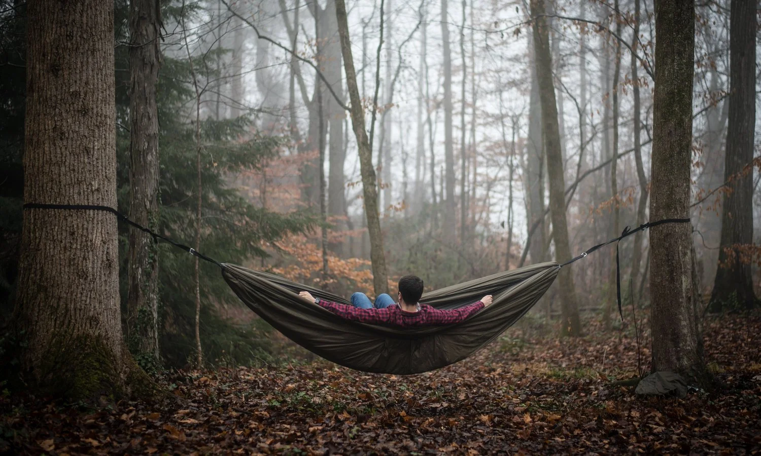 The Swayy hammock is suspended by aluminum alloy cinch buckles and carabiners, along with polyester and Dyneema webbing