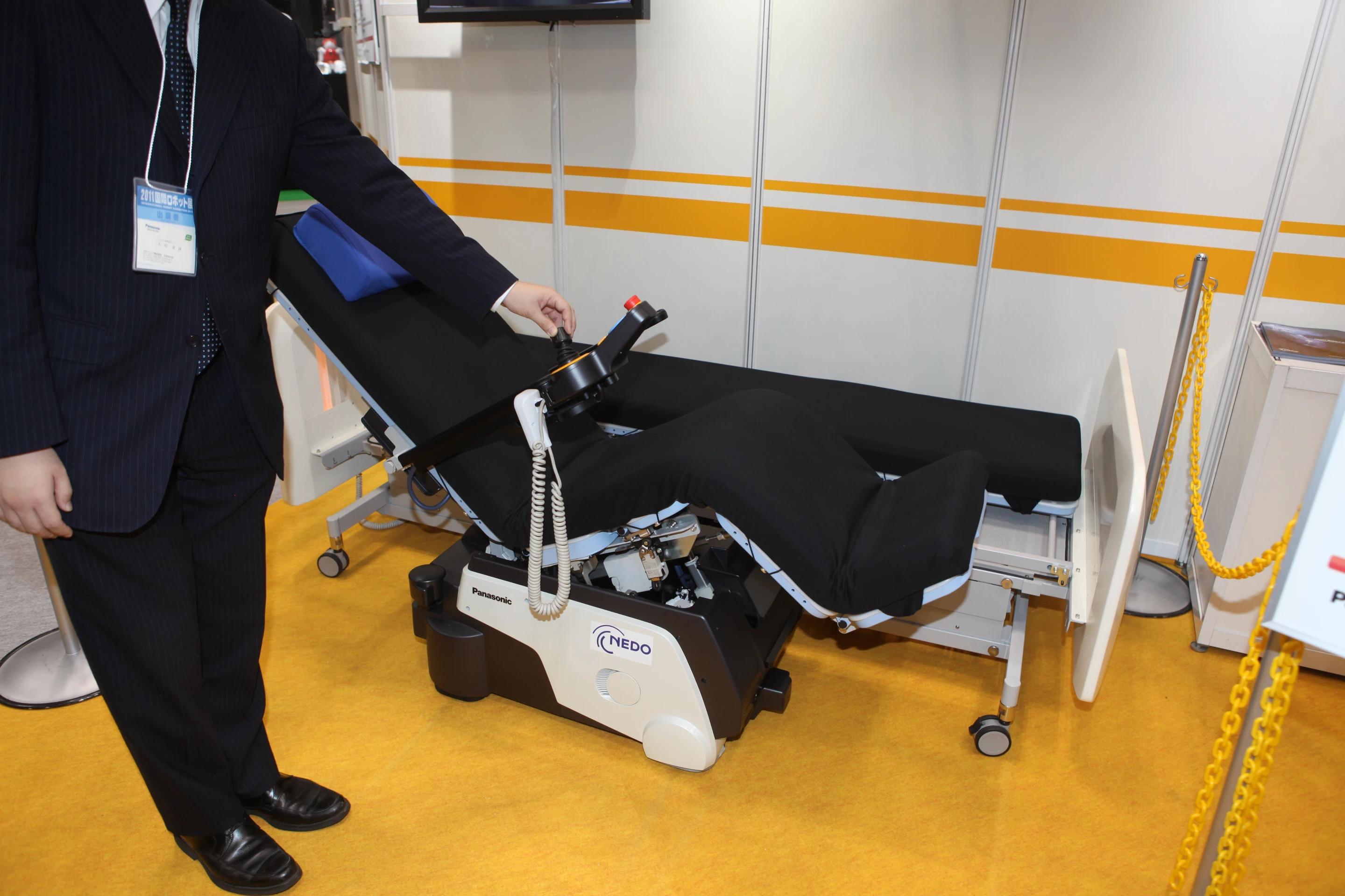 A single caregiver assists in the bed's transformation into an electric wheelchair, reducing the workload on nursing staff (Photo: Gizmag)