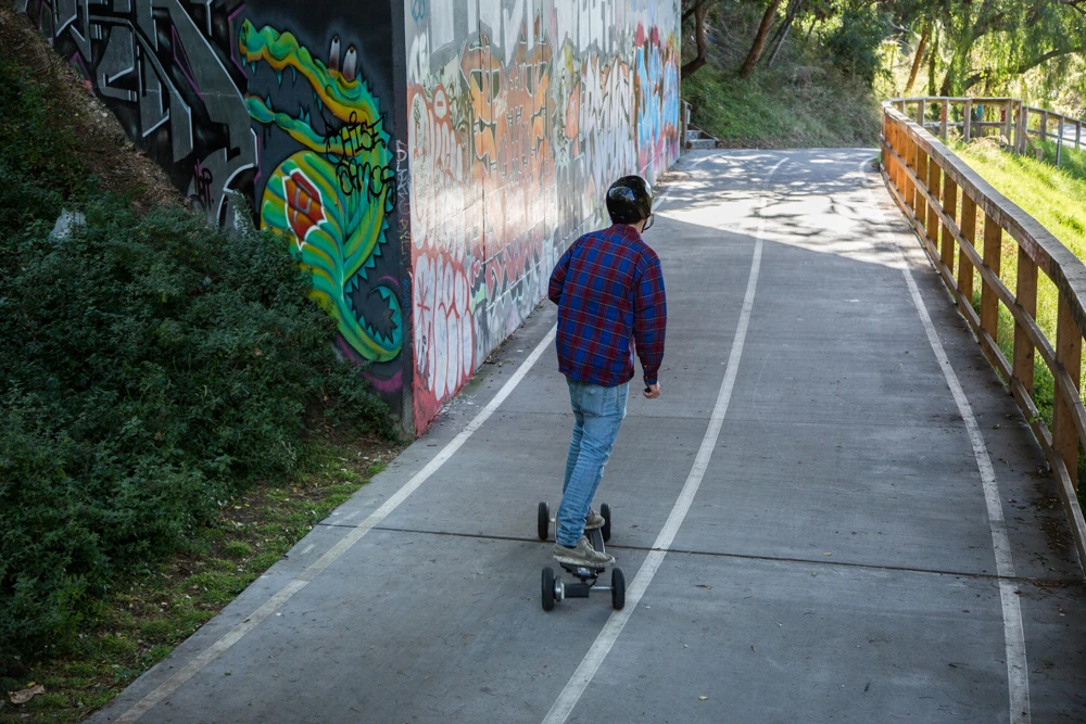 Throughout our testing, riding 5 km (3.1 mi) round trips to the office and even longer journeys across town we were never once caught out with a flat battery (Photo Noel McKeegan/Gizmag.com)
