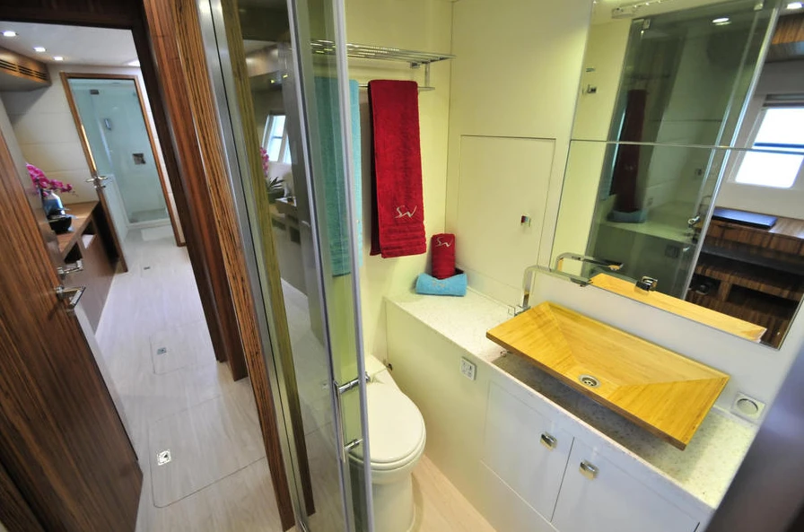 Solarwave 64 guest cabin bathroom