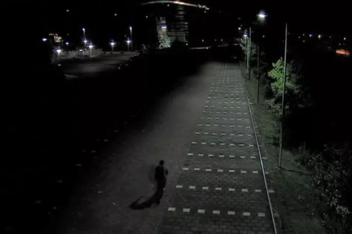 An experimental energy-saving streetlight system automatically dims the lights when no people or moving vehicles are in the area (Image: TU Delft)