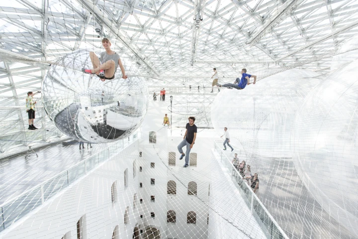 Between the nets, six inflatable PVC spheres up to 8.5 m (30 ft) in diameter, divide the space and allow visitors to move freely (Image: Studio Tomás Saraceno © 2013)