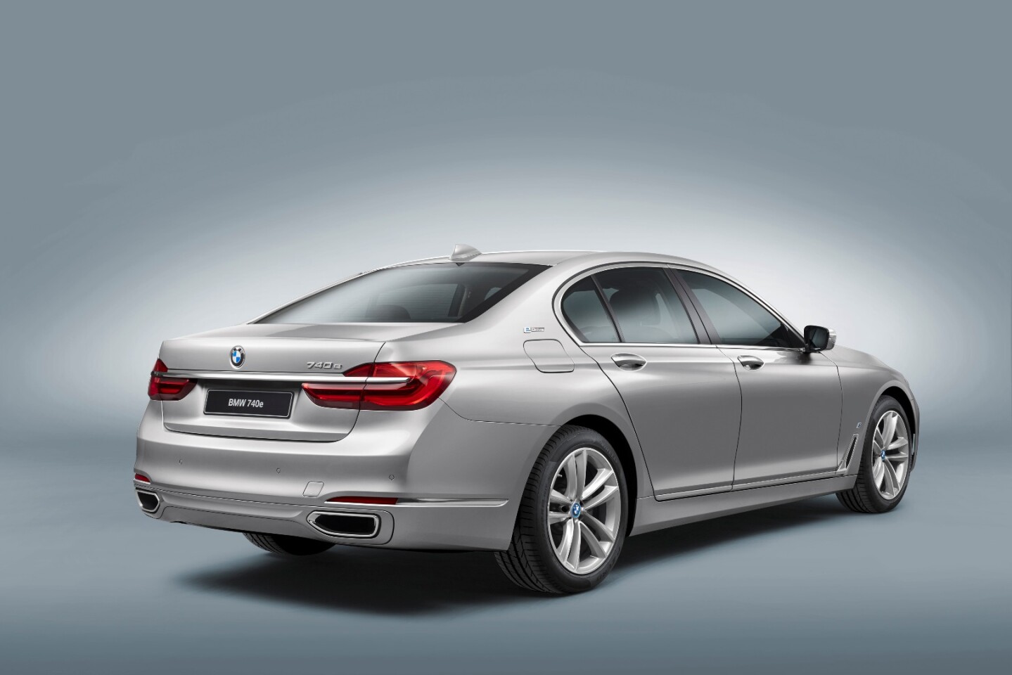 The all-wheel drive (xDrive) models have provisional fuel consumption estimates of 2.3 l/100km (102 mpg) and 53 g/km CO2
