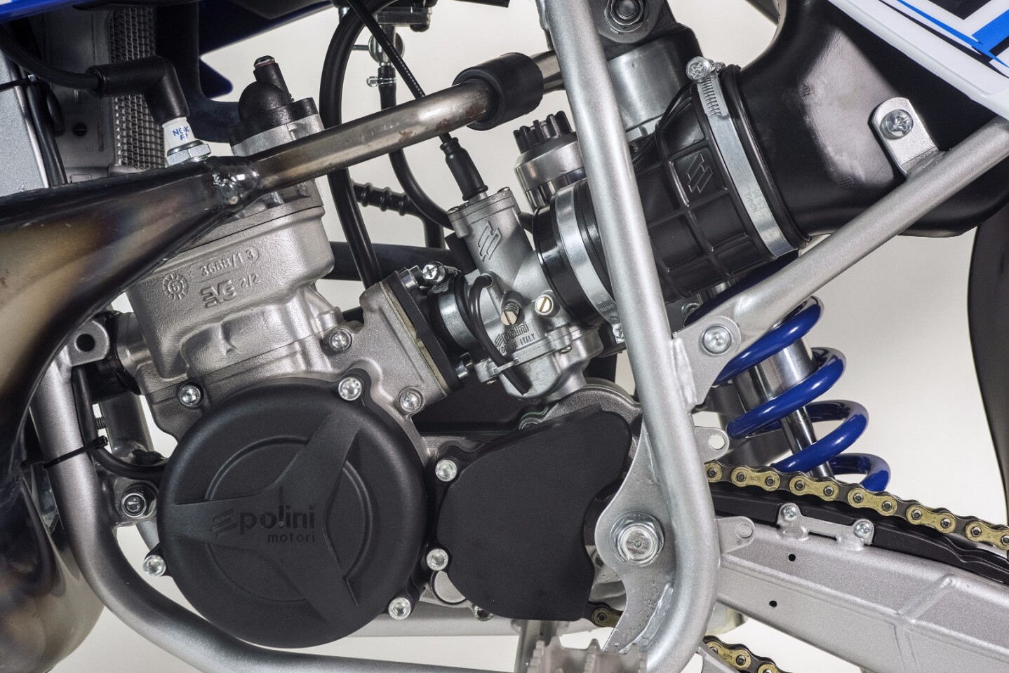 The two-stroke engine of the Polini XP1R/XP3R features a redesigned cylinder head, new exhaust manifold and aluminum exhaust tube