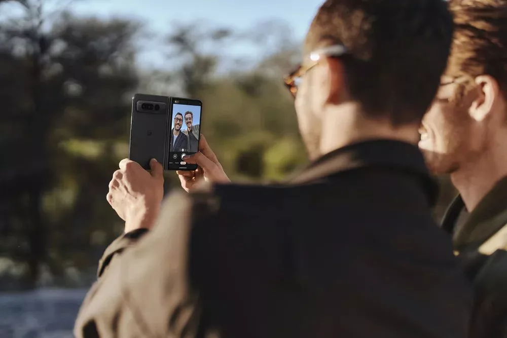 The 48-megapixel main camera in the rear array can be used for selfies, with previews shown on the exterior/smartphone display