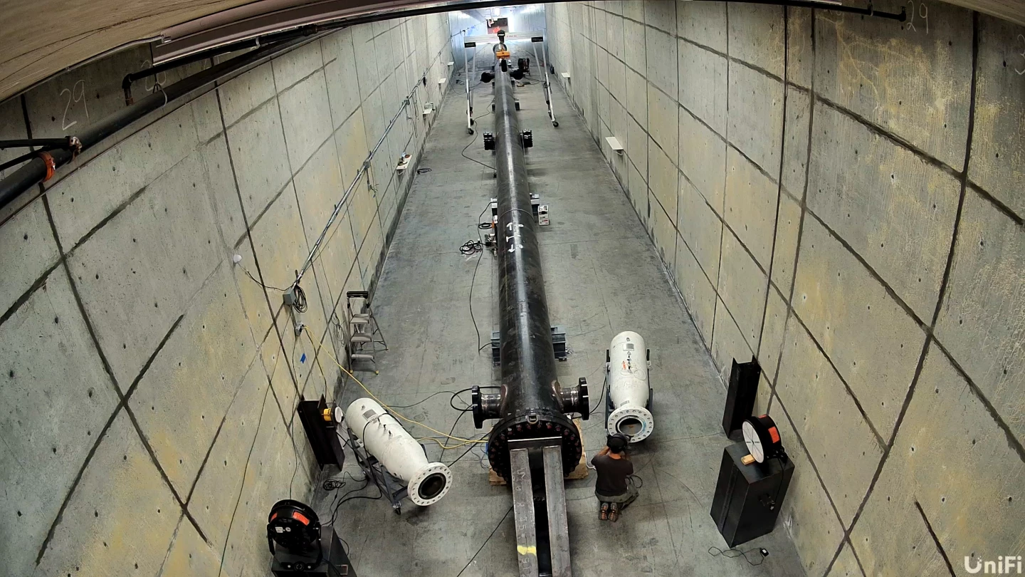 CCTV screenshot (1 of 2) of building the Alameda gun