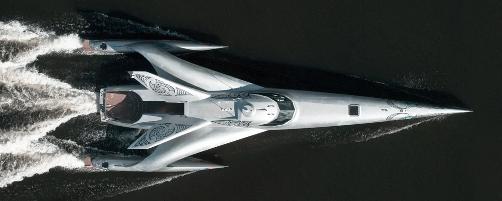 The radical trimaran can pierce through hughe waves