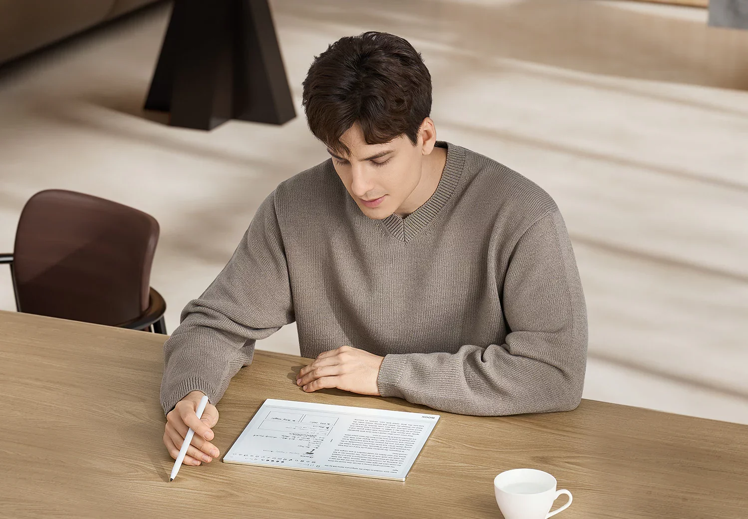 A handy split-screen view caters for simultaneous scribbling while digesting reading material