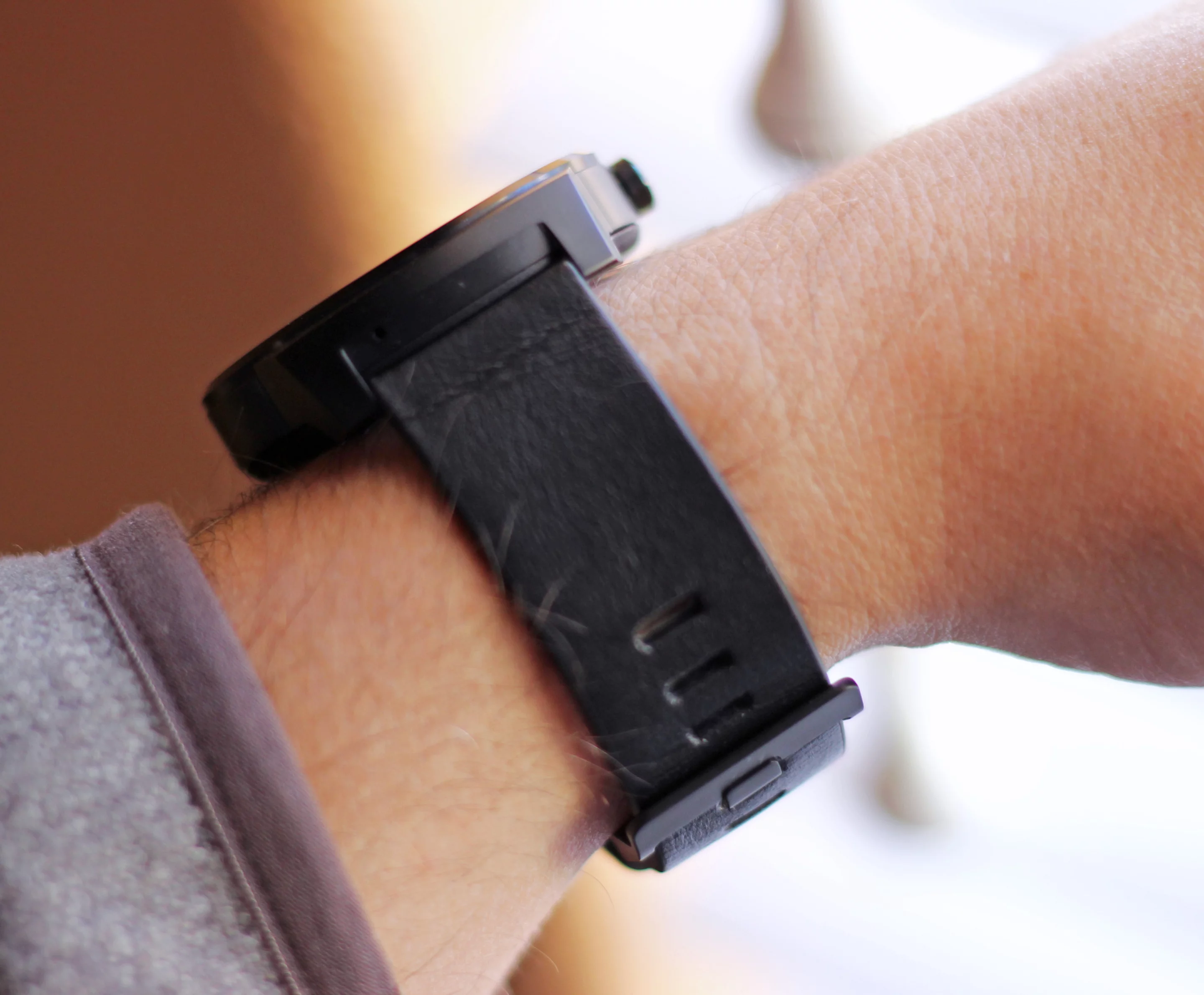 Side view of the G Watch R (Photo: Will Shanklin/Gizmag.com)