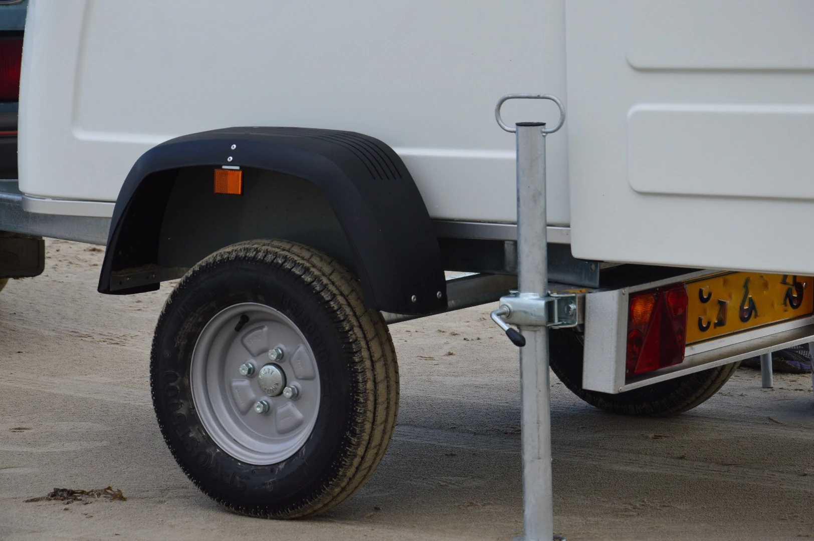 Due to the extra weight of the trailer and need for greater rigidity in the shell, total weight for the Homie comes in at 200 kg (440 lb)