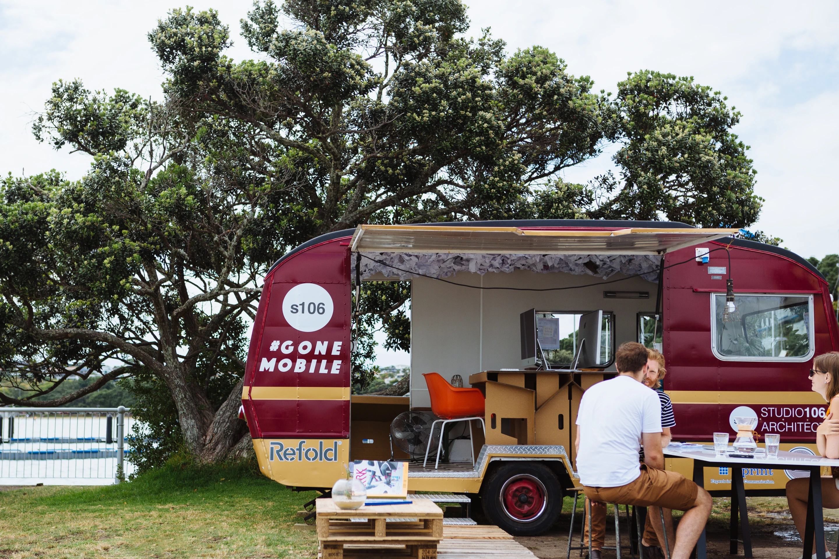 The outdoor area allows for a more permanent working zone, ideal for larger meetings, lunches or gatherings