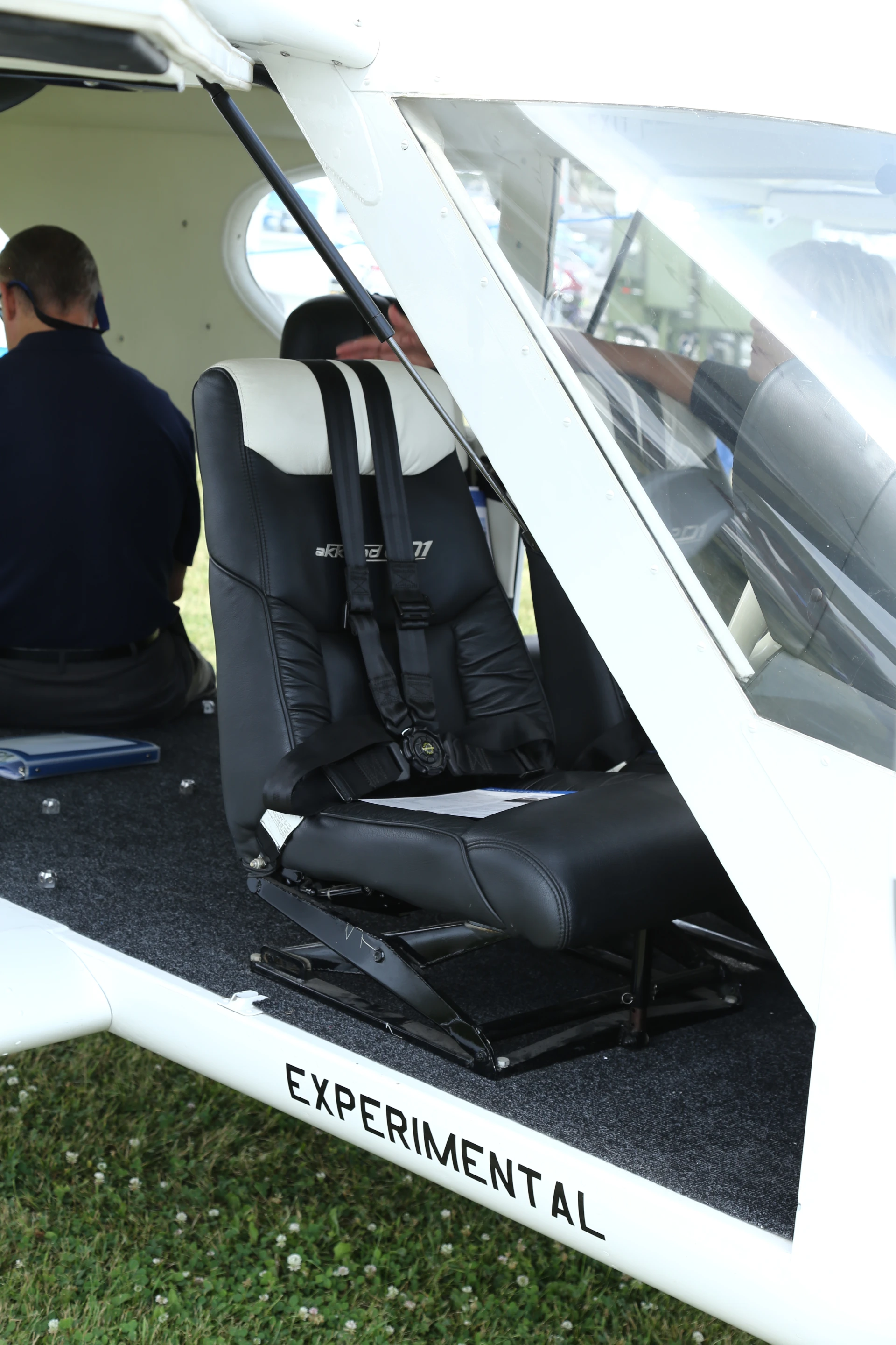 Twin engine Discovery 201 interior (Photo: Angus MacKenzie/Gizmag.com)
