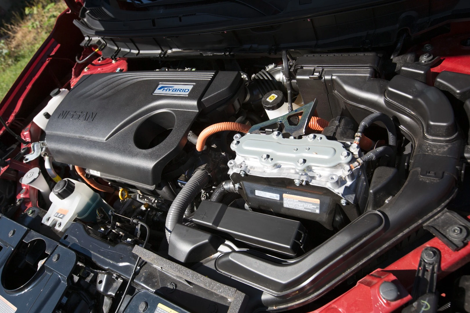 The 2.5-liter gasoline engine in the Rogue is replaced by a smaller 2.0-liter four-cylinder, an electric motor (30 kW, 40 hp), and small lithium-ion battery under the rear cargo space