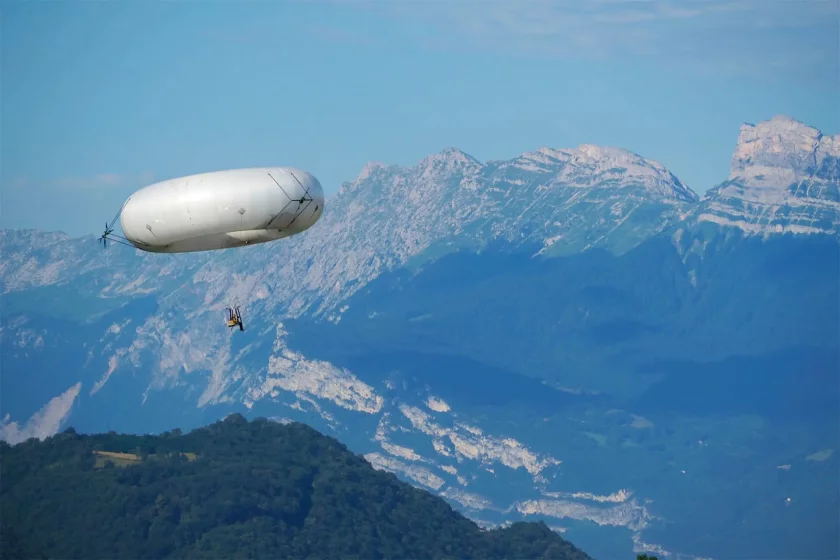 The aérOnde eVTOL/mini airship in flight
