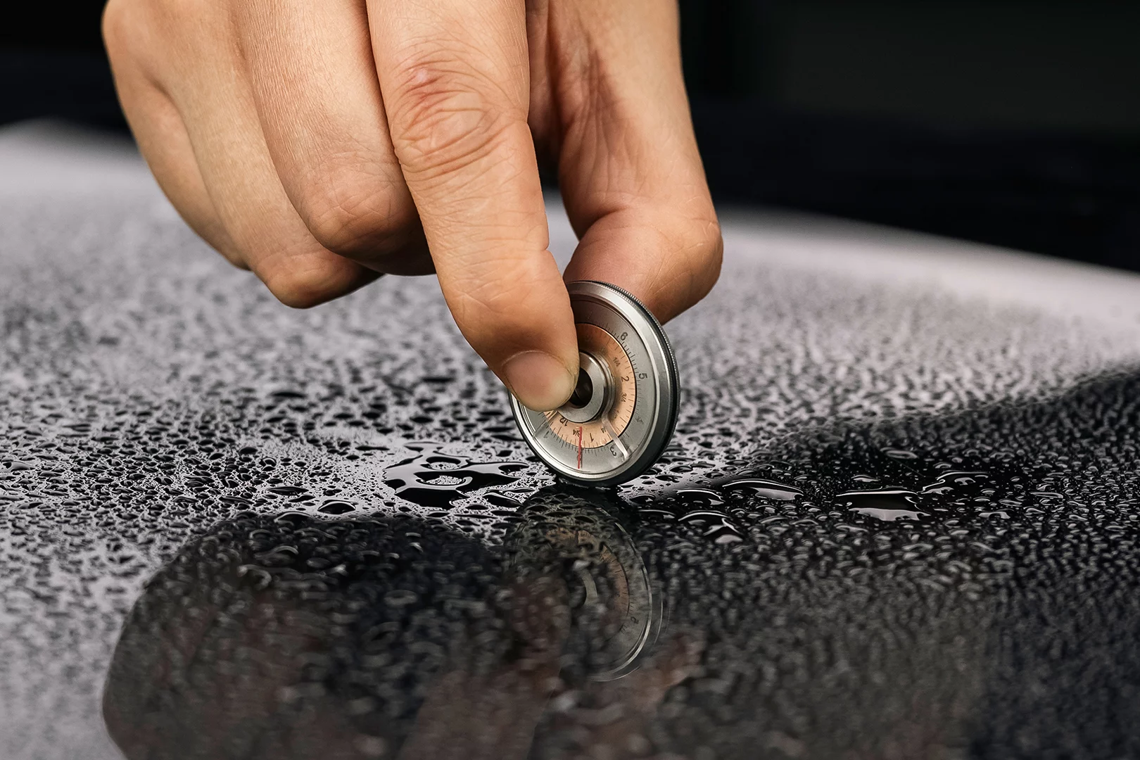 Thanks to its O-ring grip, Tisolver doesn't slip on wet surfaces