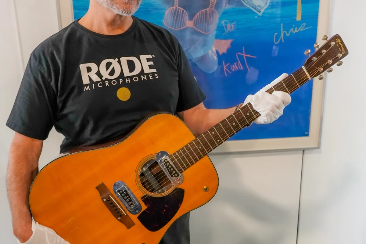 Kurt Cobain 39 S Mtv Unplugged Martin Guitar Sells For Record