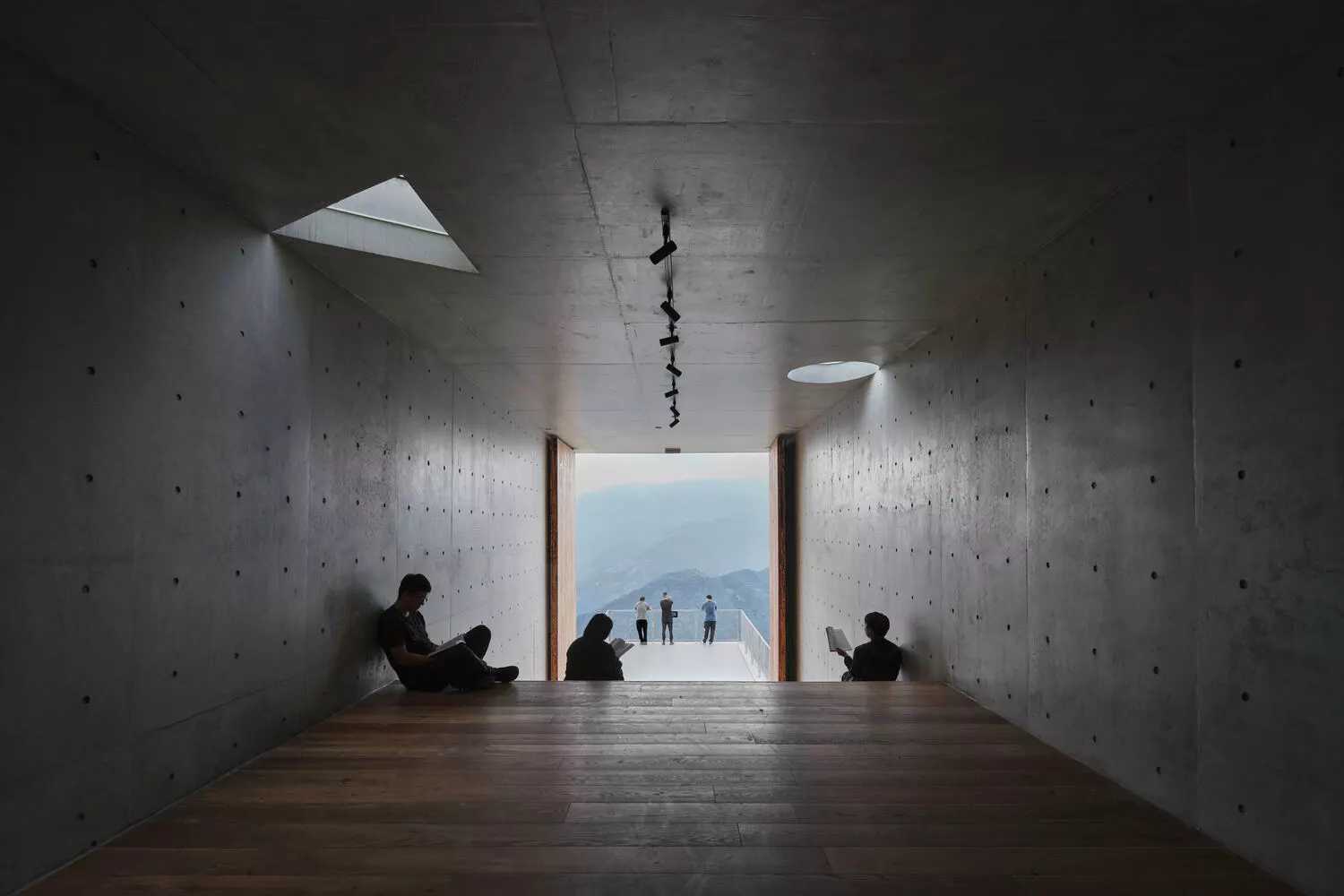 A modern public space that draws on local stories and scenic power