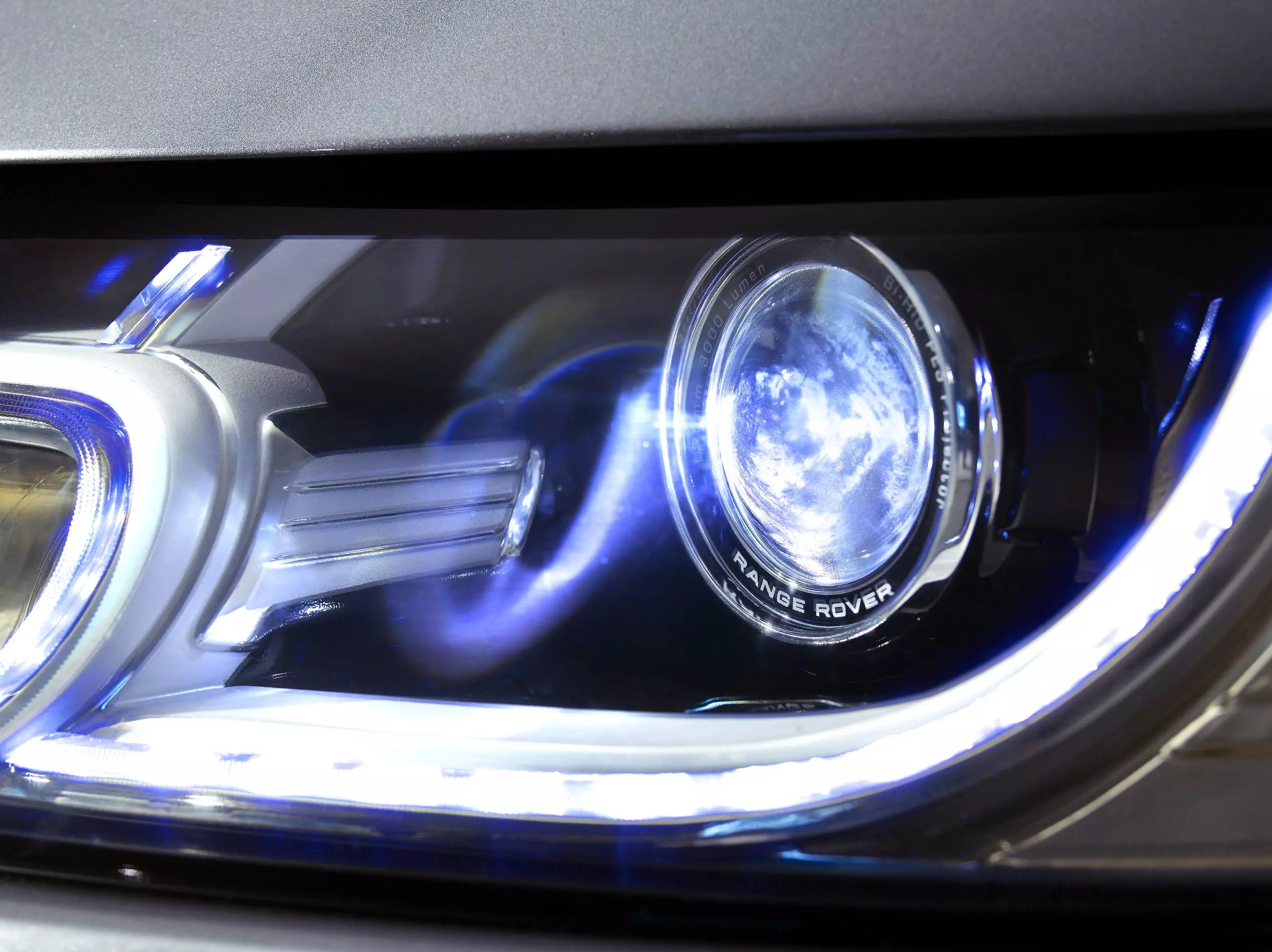 Hi beam assistance feature automatically adjusts lights for oncoming traffic