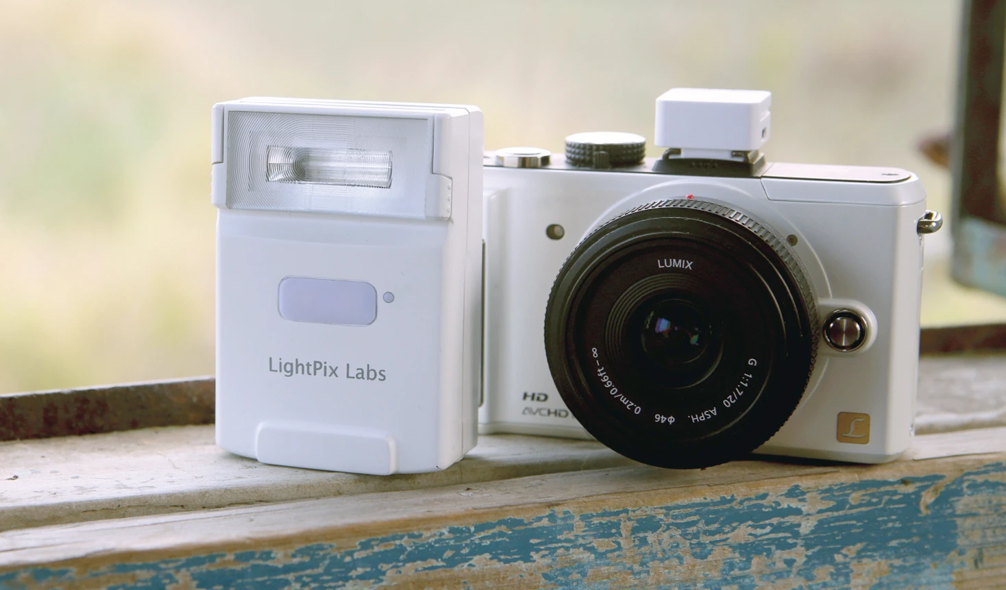The FlashQ Q20 flash unit is currently vying for funding on Indiegogo