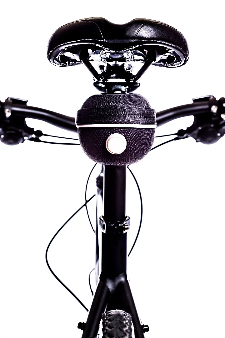 The AirSupply has an integrated pressure gauge, a built-in LED tail light (in the pack), and is designed to easily reach a maximum tire pressure of 116 psi (8 bar)