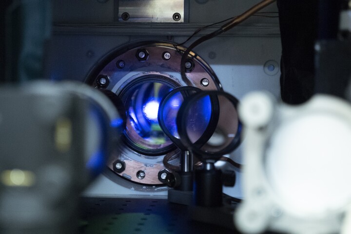 A 1-mm cloud of strontium atoms suspended in a laser lattice helped physicists measure the effect gravity has on the flow of time more precisely than ever before