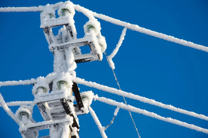 MIT researchers have developed a passive, solar-powered de-icing system that could prevent ice buildup on powerlines, aircraft wings and wind turbine blades