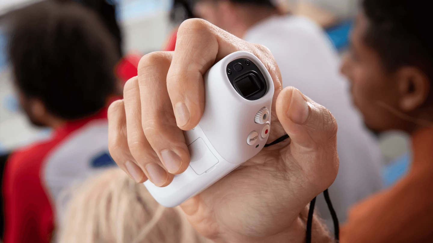 Camera controls are positioned above and below the eyepiece