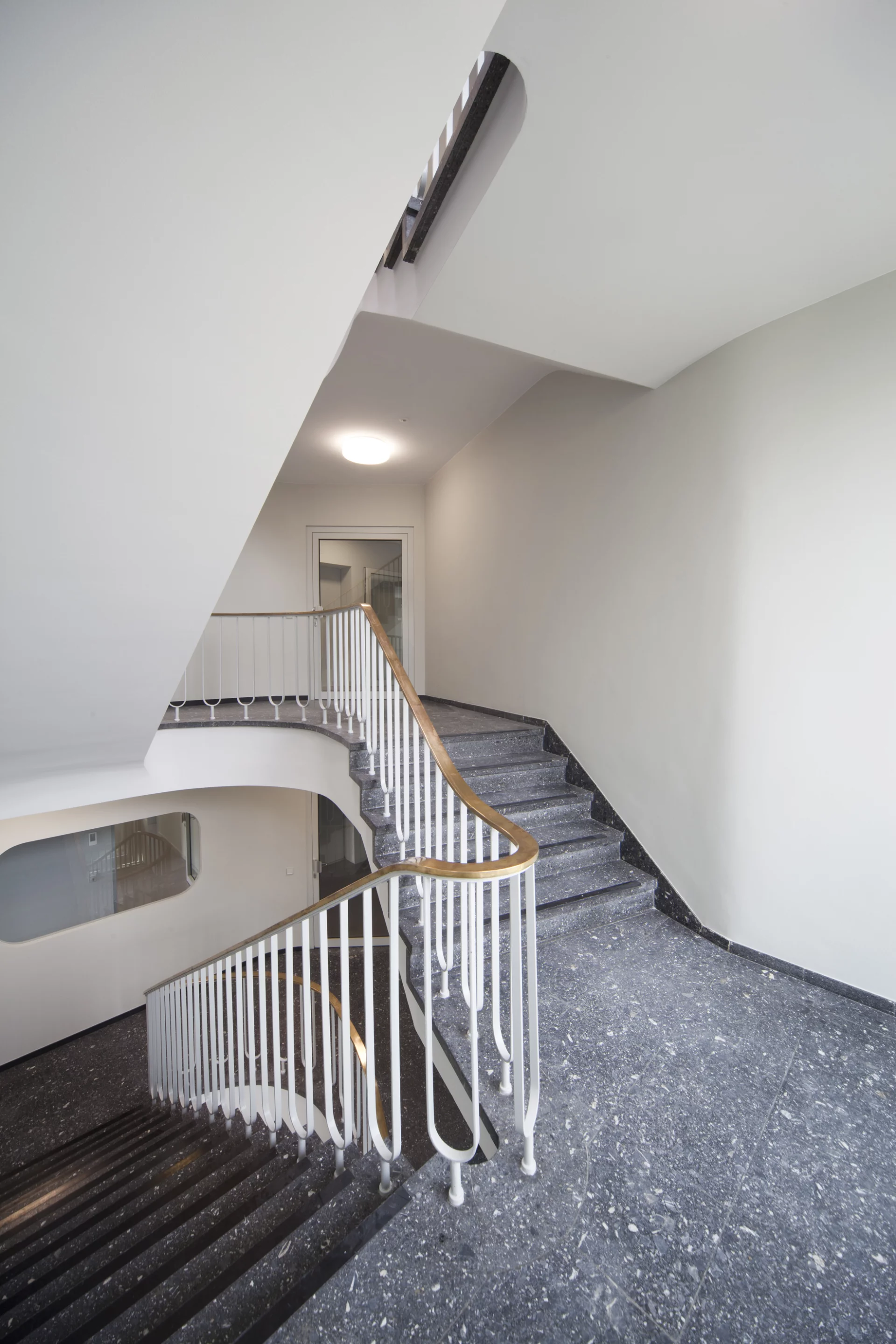 A stair landing in the refurbished Schlump ONE (Photo: Ludger Paffrath)