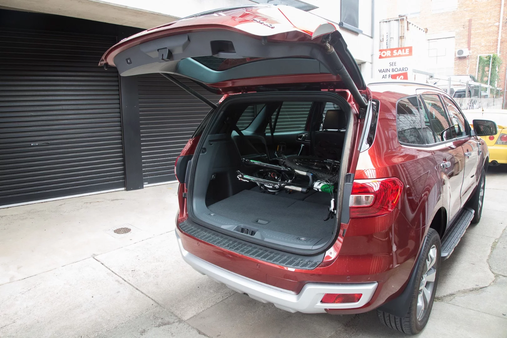 Ford Everest: power tailgate and loads of cargo space