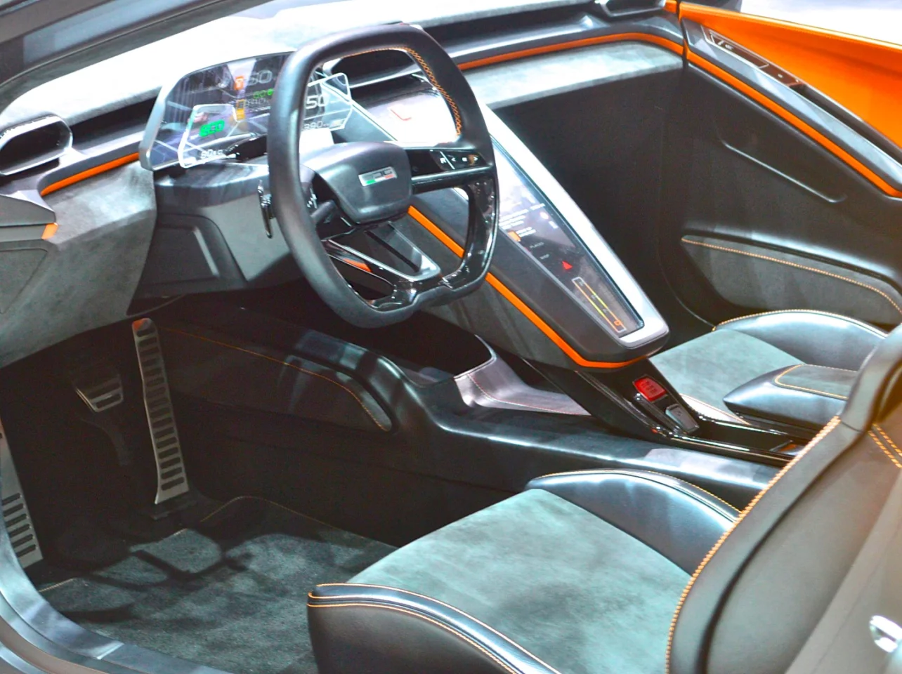 The four-screen driver display system replaces the traditional instrument panel