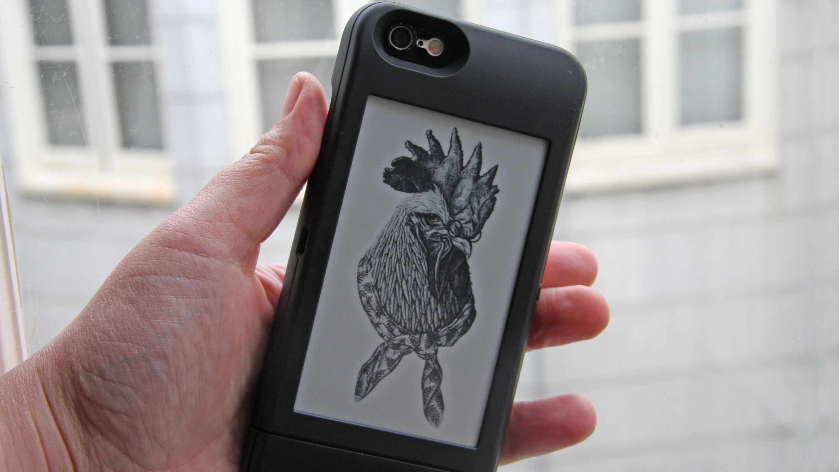 Gizmag goes hands-on with the PopSlate screen, which gives your iPhone 6 a second e-ink screen (Photo: Emily Price/Gizmag.com)