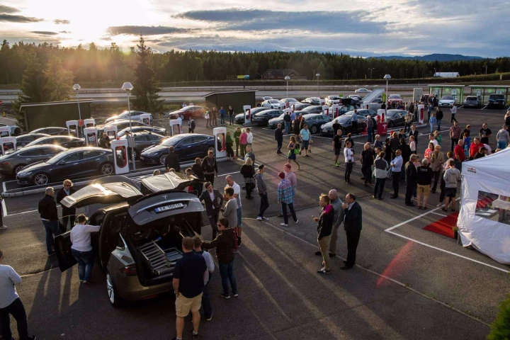 The facility has four 50-kW fast chargers with CCS/CHAdeMO connections, four are 22-kW type 2 medium-fast chargers and 20 Tesla Superchargers