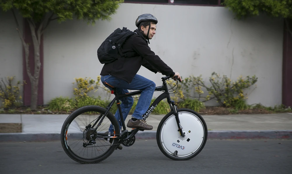 The Evelo Omni Wheel has a wireless LCD dIsplay that is attached to the user's handlebars