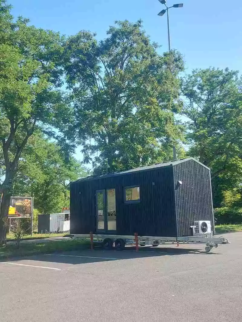 The BTH Single is based on a double-axle trailer and has a length of 7.2 m (23 ft)