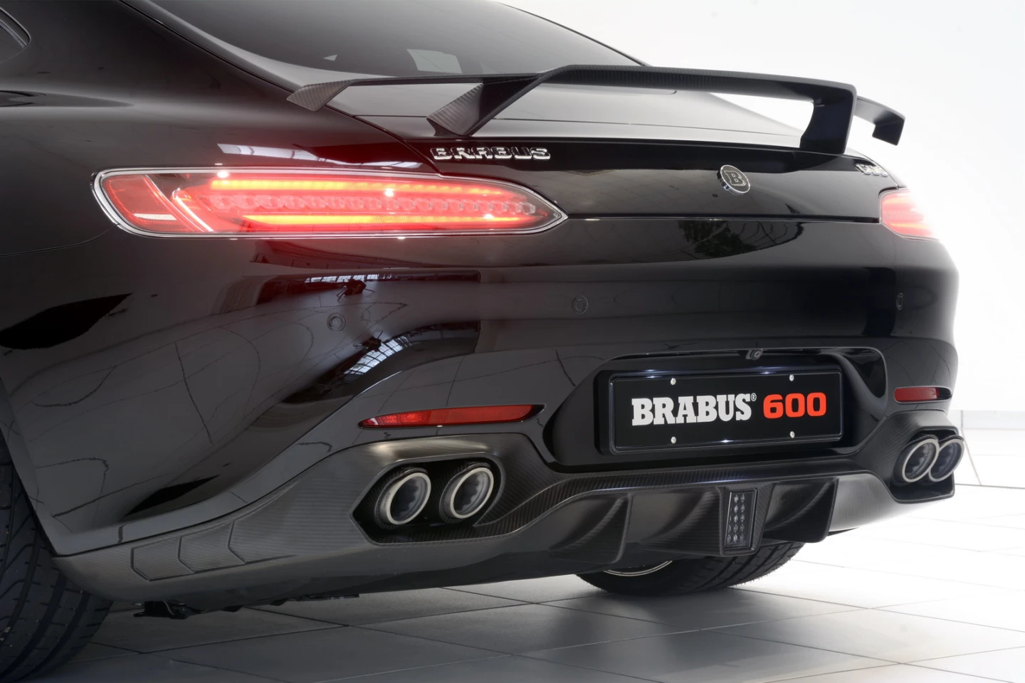 Buyers are able to choose between gloss carbon, matte carbon and body color for the aero add-ons