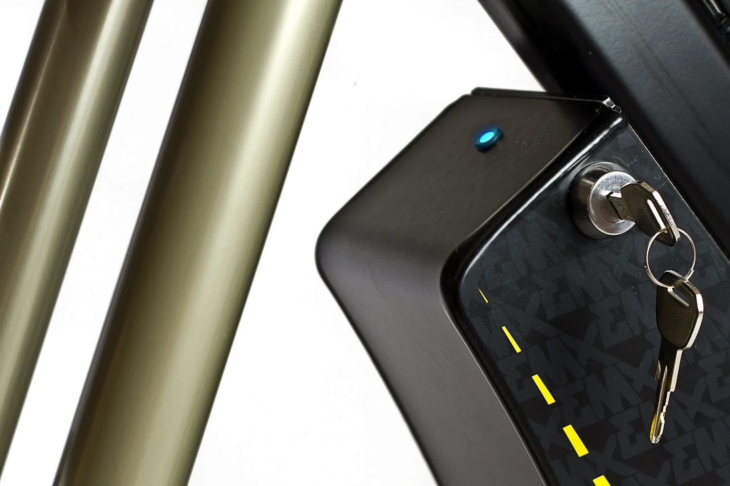 The battery is built into a cage on the underside of the down tube