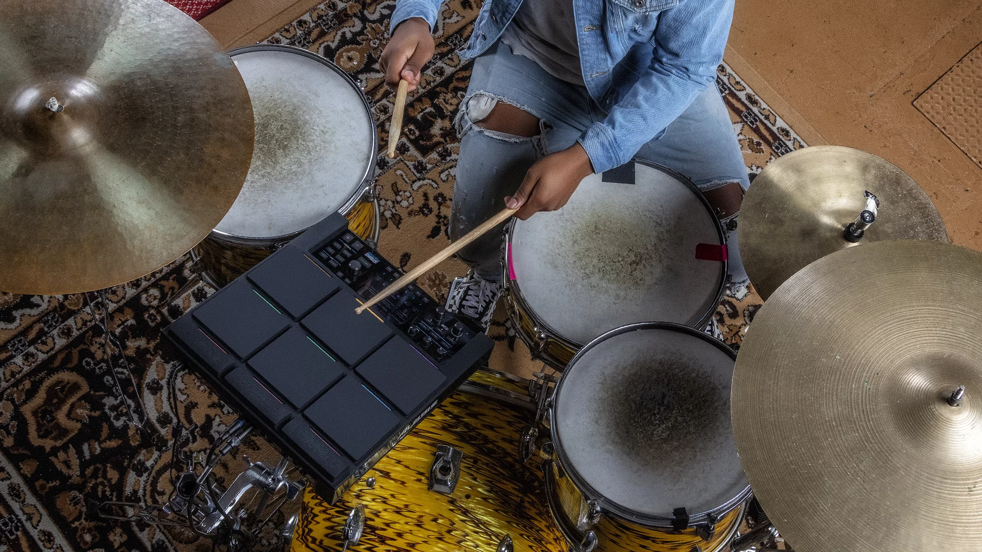 The Strike MultiPad comes with 32 GB of integrated storage, which includes more than 8,000 samples and loops