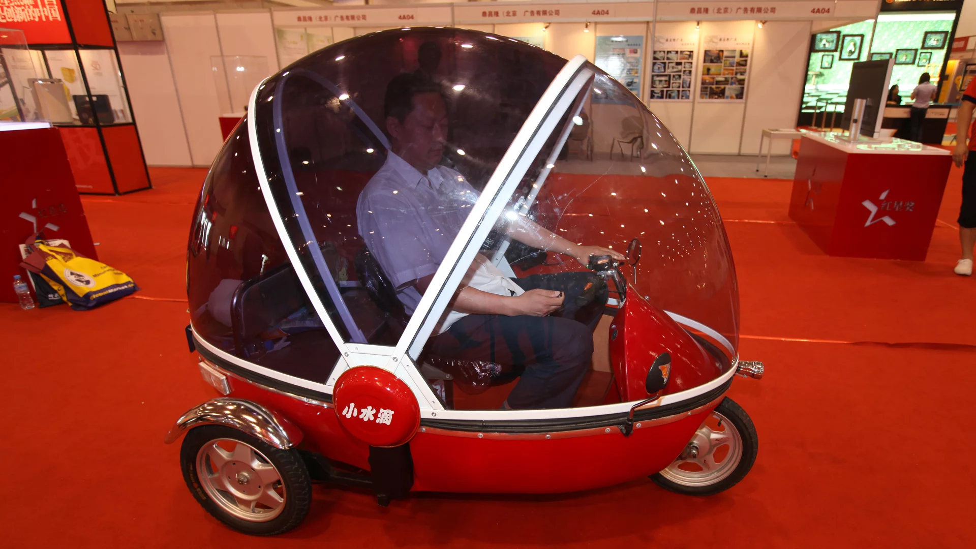 The US$750 Bubble Bike urban commuter recharges from a domestic power point