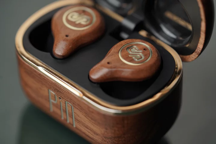 With different wood grains on case and buds, each set is unique