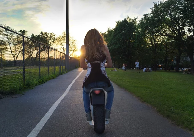 As with a Segway, users get the Moto Pogo to move forward by leaning their body forward, and slow it down by leaning back