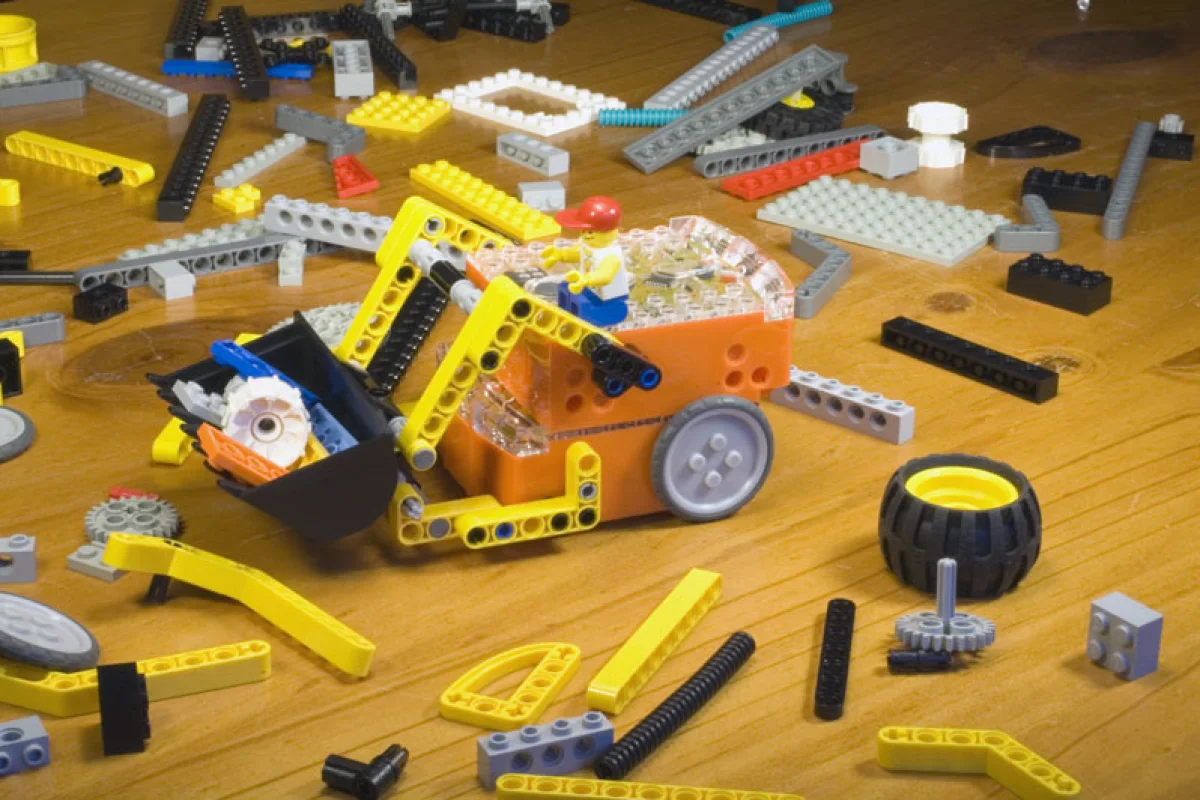 Easy-to-program Edison is a palm-sized bot, compatible with Lego bricks and packing a suite of sensors