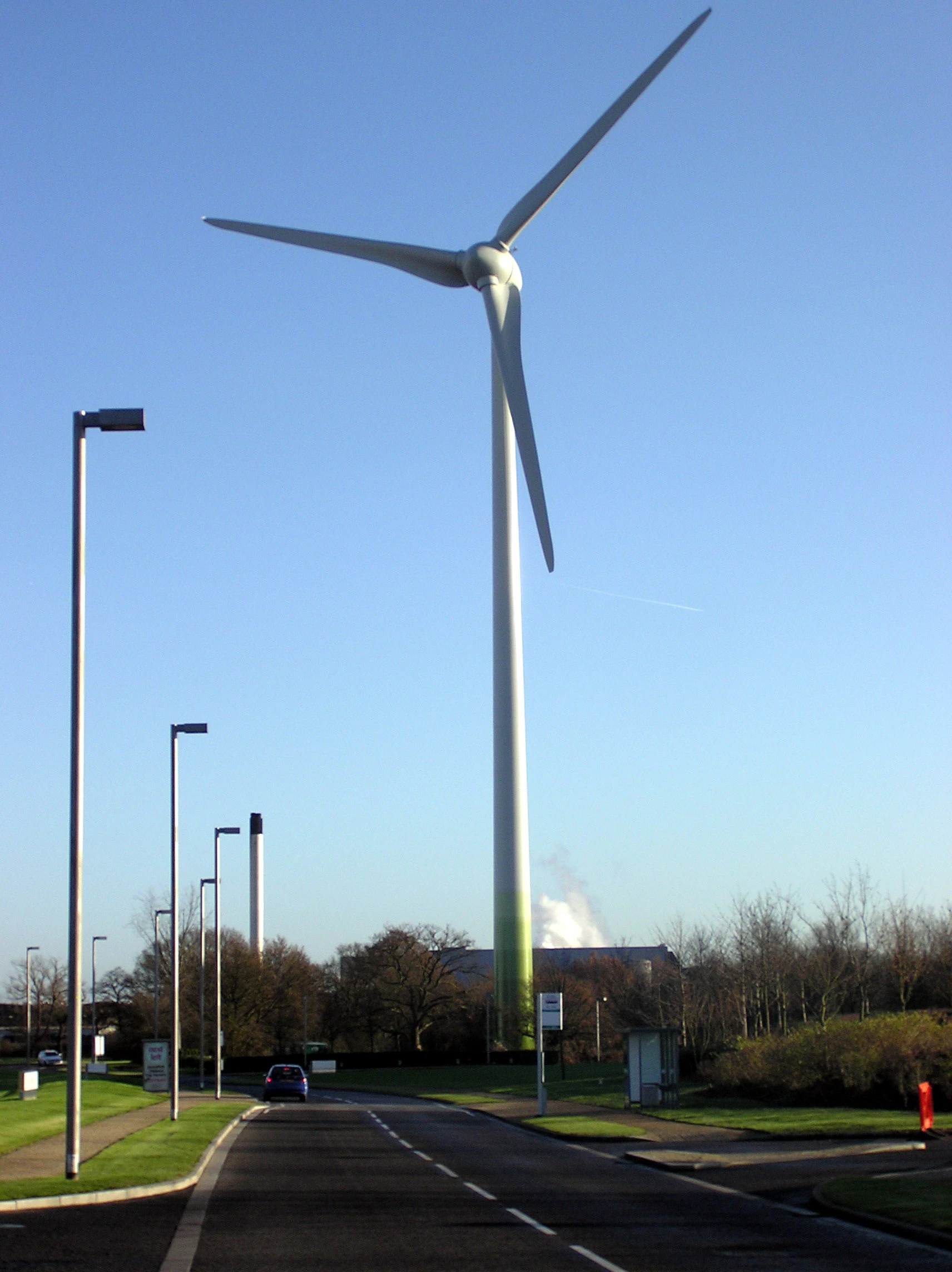 Ecotricity's Green Park wind turbine has been operational since 2005, and now has an electric vehicle charging point directly connected to it (Photo : Creative Commons public domain)