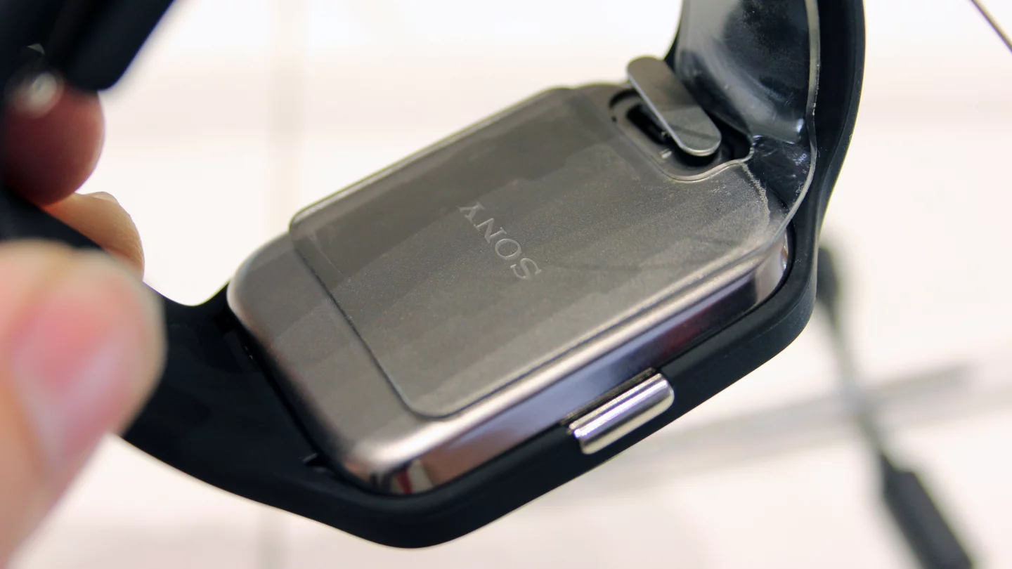 The back of the watch feels solid and premium (Photo: Chris Wood/Gizmag.com)