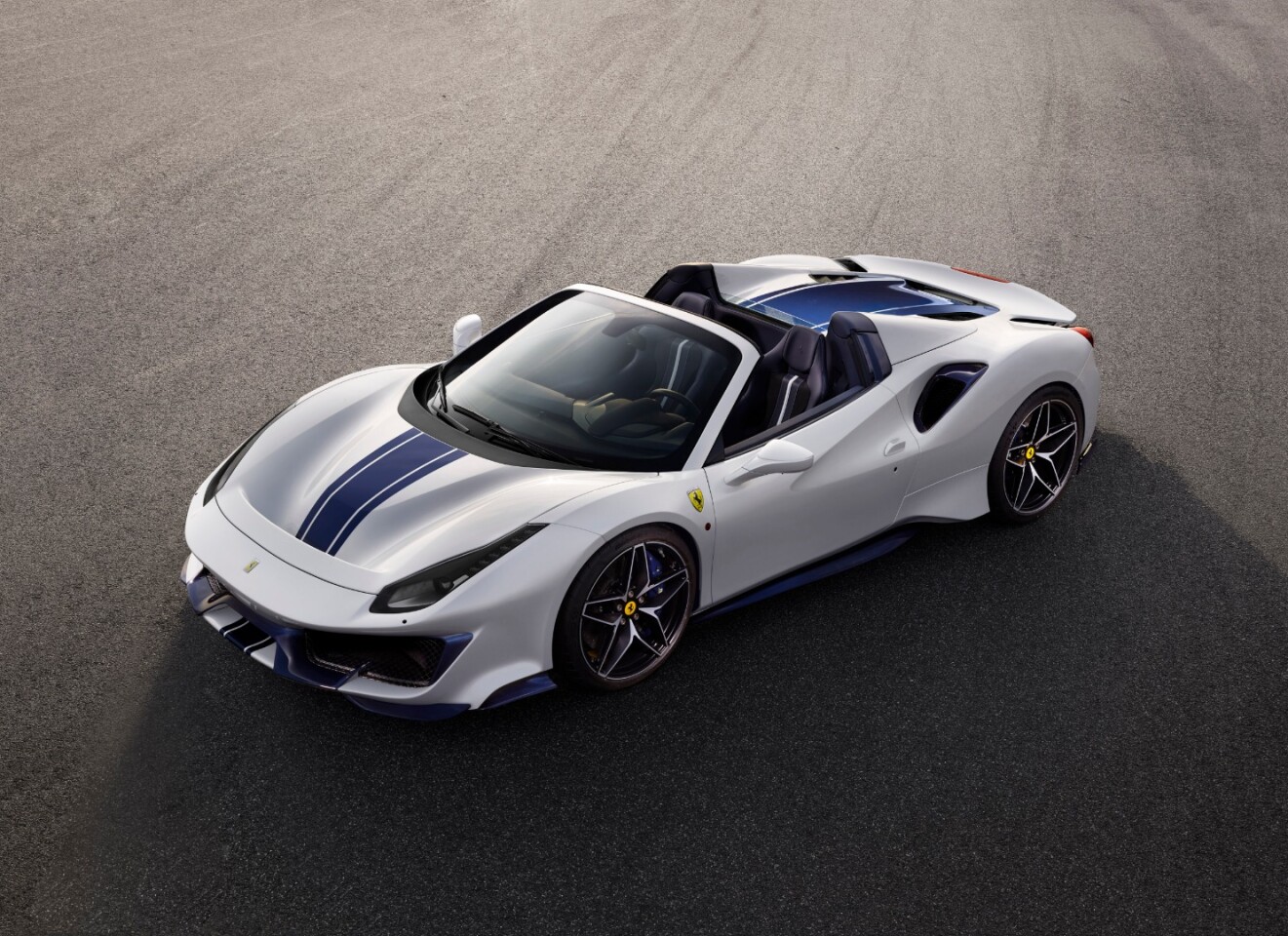 The 488 Pista Spider's 3902cc twin-turbo V8 makes 720 hp (537 kW)