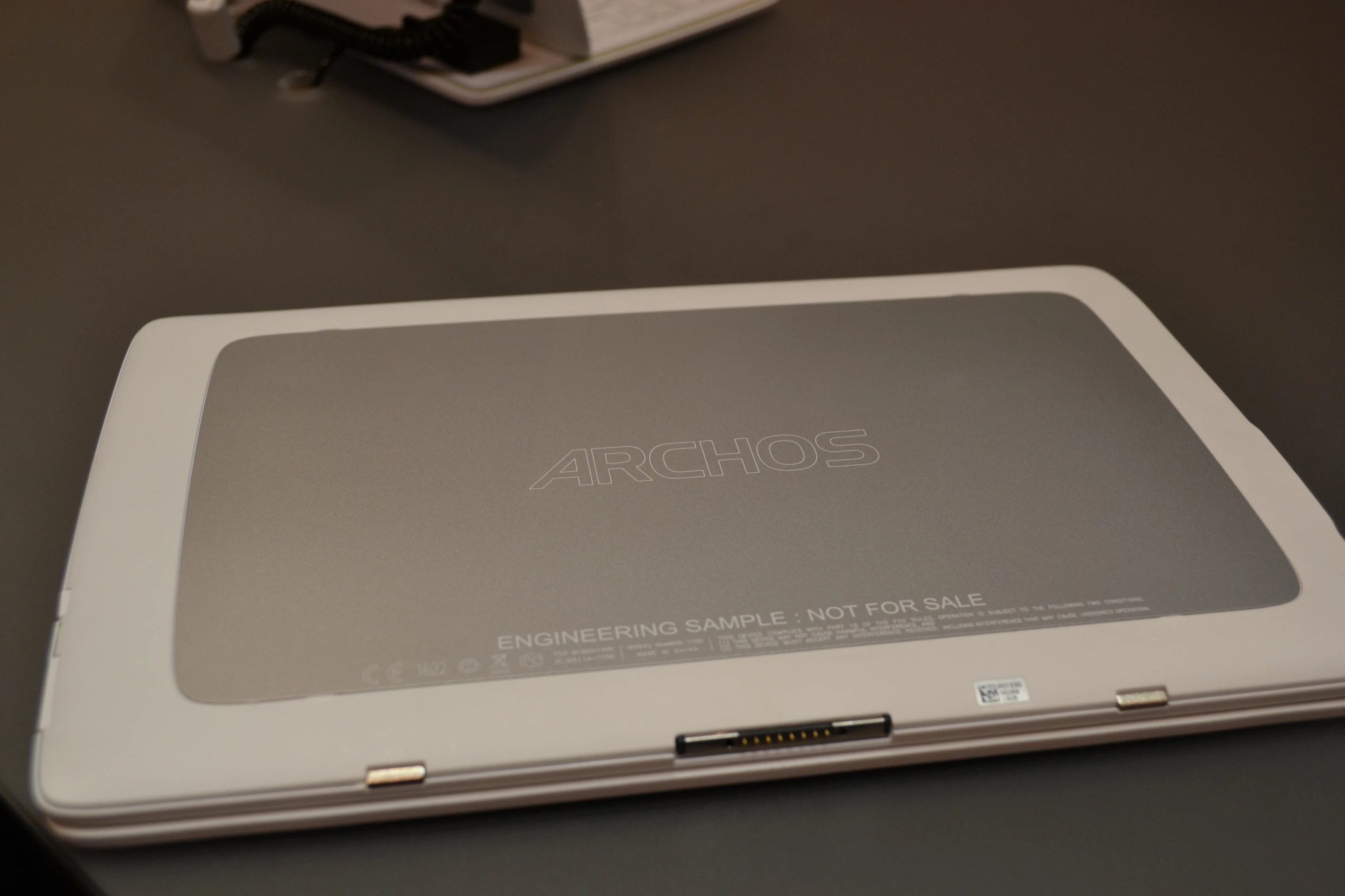 Just so onlookers are not left wondering what you're holding in your hand, the 101 XS has Archos branding both front and back