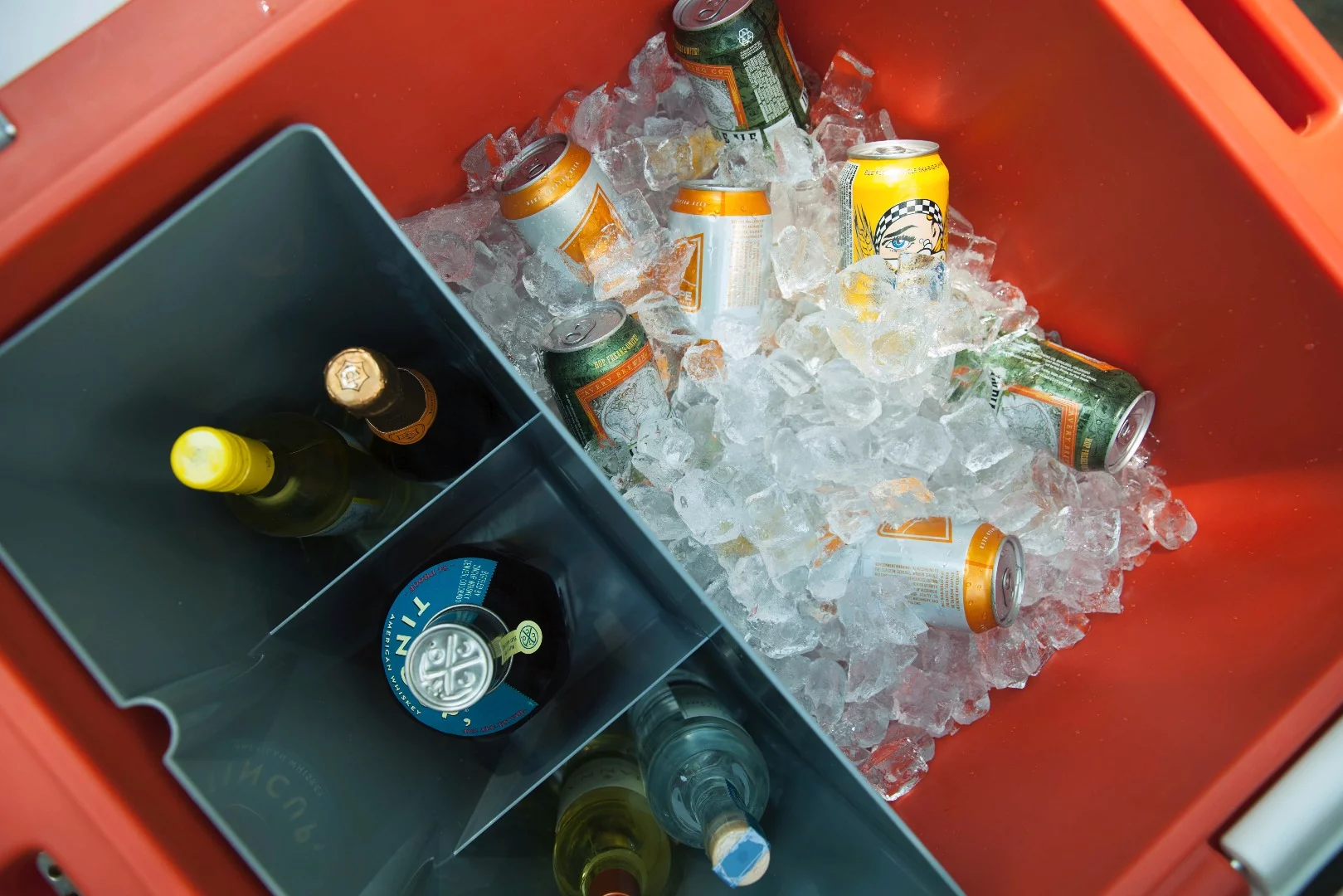 The dry box keeps dry items separate from the ice while promising sub 40 F (sub 4.4 C) temperatures for up to 10 days