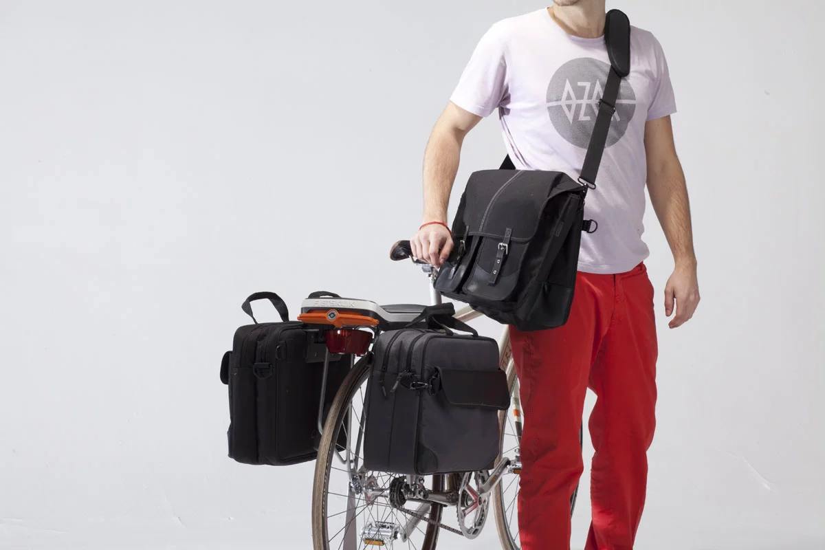 A bicycle (and rider) equipped with the Fietsklik bags